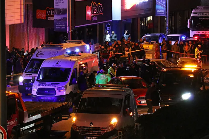 izmirde-zincirleme-kazada-can-pazari-olu-ve-yaralilar-var-ortalik-savas-alanina-dondu-1711073297942.jpg İzmir'de zincirleme kazada can pazarı! Ölü ve yaralılar var | Ortalık savaş alanına döndü - 3