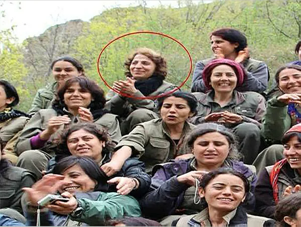 Terörist sınırda çukur kazıyor! A Haber ekibi PKK’lı teröristleri görüntüledi