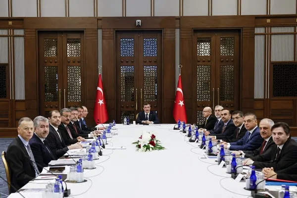 son-dakika-ekonomi-koordinasyon-kurulu-cumhurbaskani-yardimcisi-yilmaz-baskanliginda-toplandi-1698650066568.jpg Ekonomi Koordinasyon Kurulu sonrası açıklama: Enflasyon ile mücadele kararlılıkla sürecek - 1