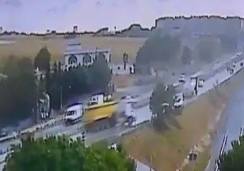 D-100 karayolunda hafriyat kamyonu devrildi! Yol trafiğe kapatıldı