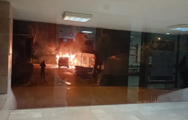 Pendik’te korku dolu anlar! Polis aracı yandı! Alevler hastanenin arşiv binasına sıçradı