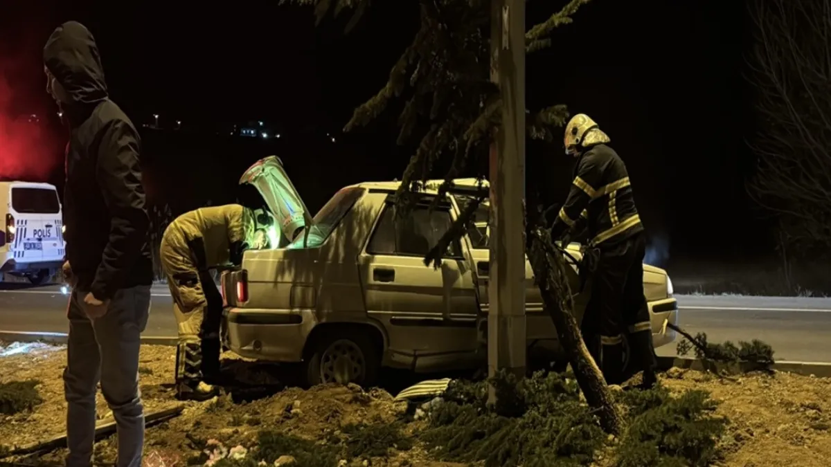 Kütahya'da feci kaza: Otomobil sürücüsü ağaca ve aydınlatma direğine çarptı