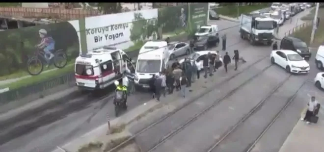 İstanbul Bahçelievler'de tramvay otomobile çarptı: 2 yaralı