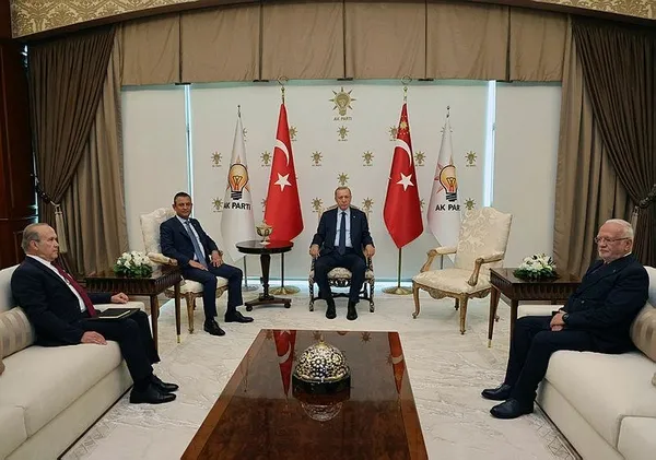 chp-lideri-ozgur-ozelden-kemal-kilicdarogluna-serzenis-siyasette-yumusamaya-engel-olma-1714883582901.jpeg CHP lideri Özgür Özel’den Kemal Kılıçdaroğlu’na serzeniş: Siyasette yumuşamaya engel olma - 5