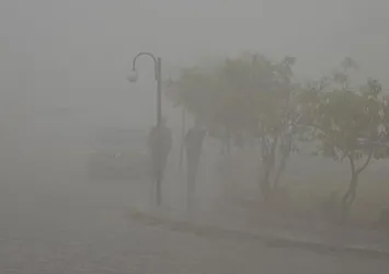 Mardin'de toz bulutu gündüzü geceye çevirdi