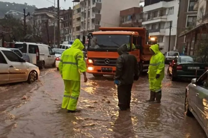 İzmir sağanak yağışa teslim oldu! Yollar göle döndü! Ev ve iş yerleri sular altında