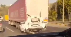 İki TIR arasında kalan otomobil kağıt gibi ezildi