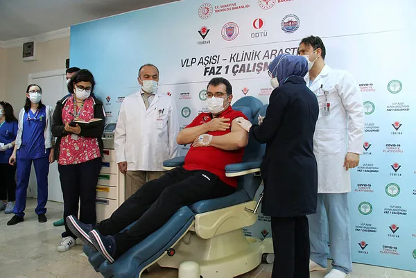 Bakan Mustafa Varank, VLP temelli Covid-19 aşısı yaptırdı
