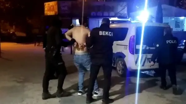 esine-sozlu-siddet-uygulayan-supheli-polis-ekiplerine-saldirdi-1636946220935.jpg