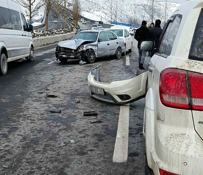 Son dakika: Ankara'da zincirleme kaza! 9 araç birbirine girdi - 1