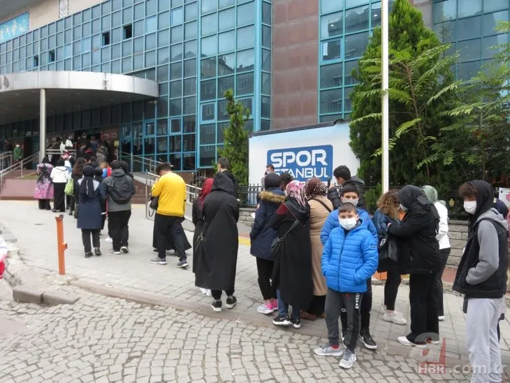 Megakentte İstanbulkart krizi! Yüzlerce vatandaş yağmurda sıra bekledi