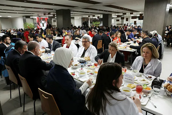 saglikcilarla-iftar-programinda-baskan-erdogandan-onemli-aciklamalar-soz-verdigimiz-tum-projeleri-tam-zamanind-1680888622314.jpg Sağlıkçılarla iftar programında Başkan Erdoğan'dan önemli açıklamalar: Söz verdiğimiz tüm projeleri tam zamanında açacağız - 4