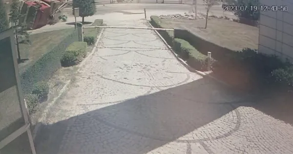 1689765586798.jpg İstanbul'da yangına giden itfaiye aracı devrildi: Çok sayıda yaralı var - 1