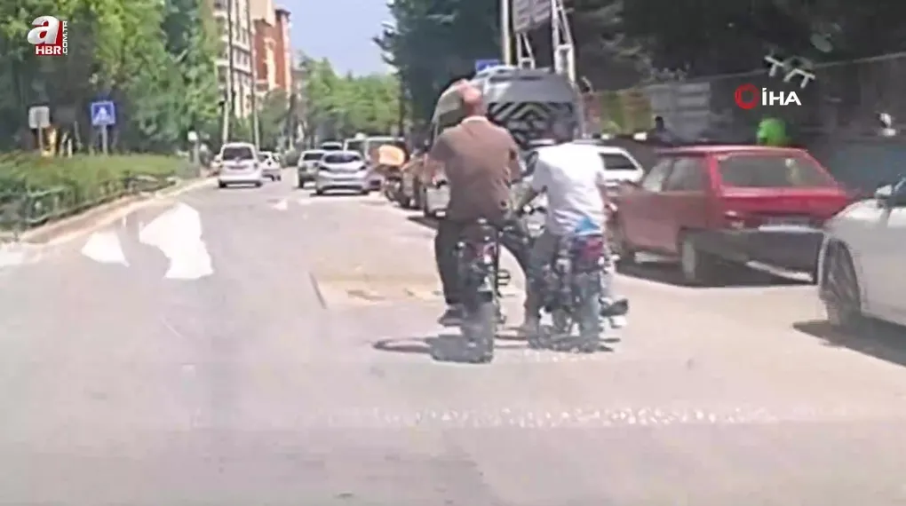 Bozulan motosikleti ayağıyla böyle itti