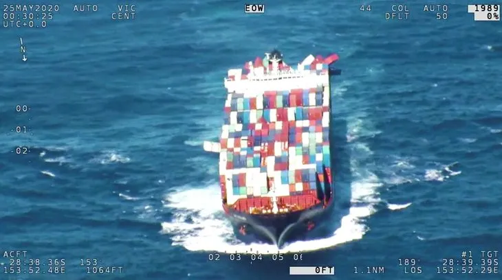 Son dakika: Denizde korkunç anlar kamerada! Dalgalarla boğuşan konteyner gemisi saniyeler sonra...