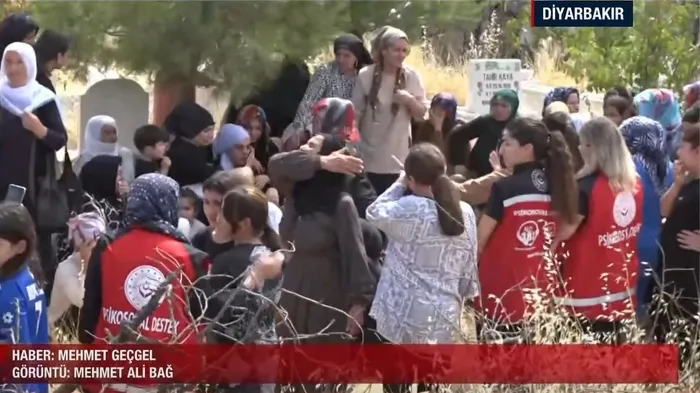 Türkiye Narin'i uğurladı! Küçük kızın cenazesinde gözyaşları sel oldu - 1