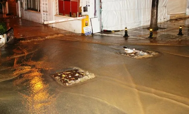 Sağanak yağış sonrası Bodrum'da caddeler sokaklar göle döndü - 1