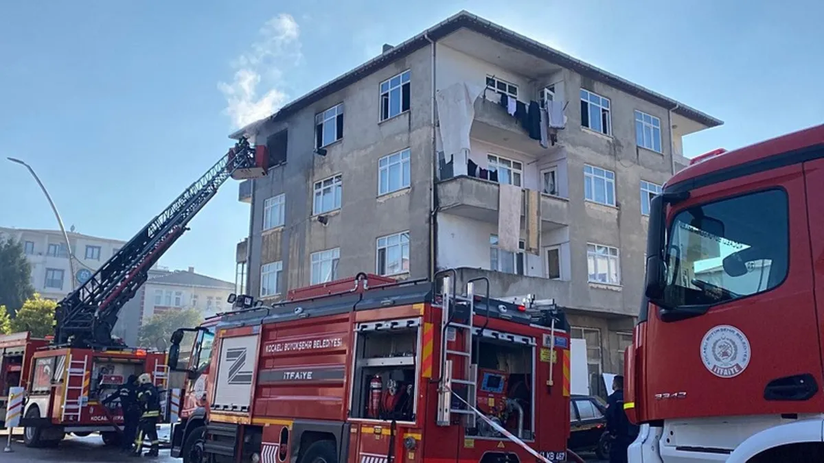 Kocaeli'de 4 katlı binada panik yaratan yangın