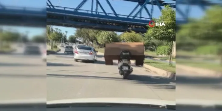 Adana’da trafikte şaşkına çeviren an: Başka bir ülkede olamaz