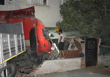 Freni boşalan TIR ortalığı savaş alanına çevirdi!