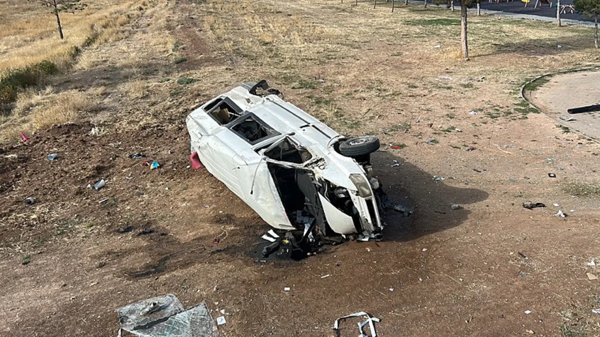 Sivas'ta minibüs istinat duvarından düştü: 4 yaralı