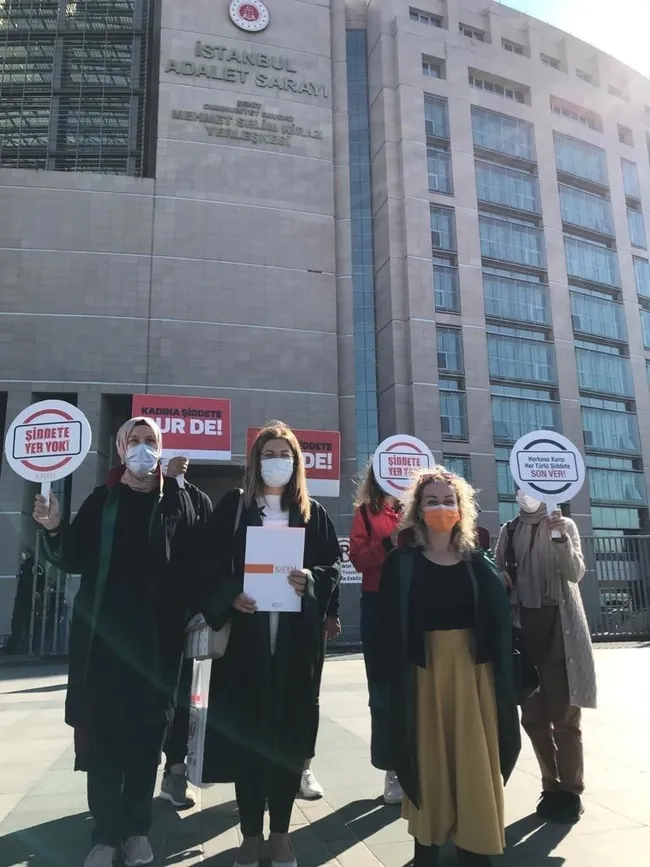 Karaköy'da başörtü kızlara saldıran kadın yeniden hakim karşısında! “Şizofrenim” diyerek özür diledi - 4