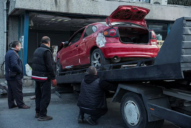 İstanbul’da faciadan dönüldü! Aksaray'da yeraltı çarşısının merdivenlerine otomobil düştü - 1