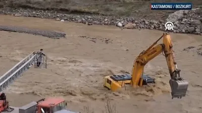 Debisi yükselen çayda mahsur kaldı!