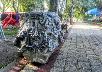 Molozların arasından tarihi eser çıkarıldı