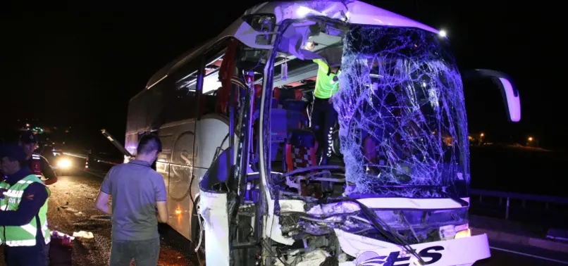 Yolcu otobüsü TIR'a arkadan çarptı! Ölü ve yaralılar var