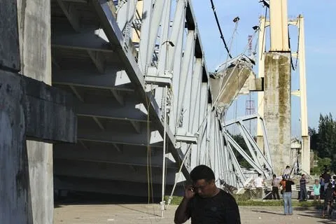 705 metrelik köprü çöktü
