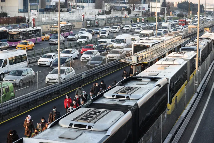 Son dakika: 56 saatlik kısıtlama sonrası İstanbul'da trafik yoğunluğu - 1