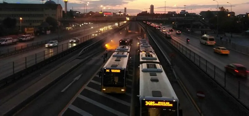Avcılar'da metrobüs yangını