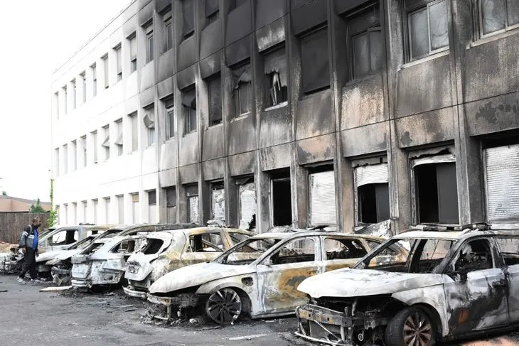 Fransa'da büyük isyan! Araçları alev topuna çevirdiler! 5 günlük sokağa çıkma yasağı