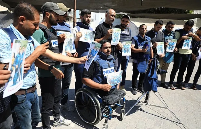 siyonistlerin-basin-suikastina-bmden-sert-tepki-haniyenin-evini-goruntulemek-isteyen-gazetecileri-katledildi-s-1722529781885.jpg Gazze'de gazetecilere yönelik saldırılar protesto edildi.