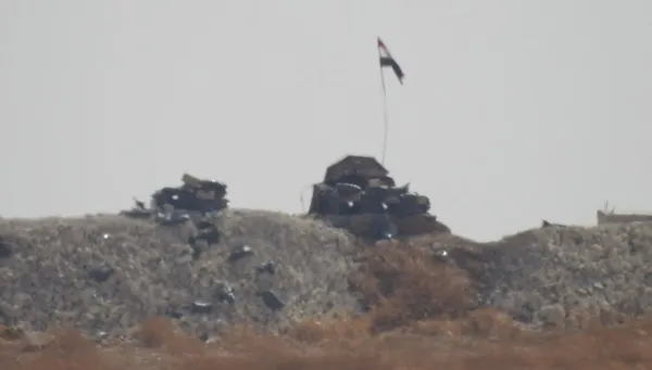 PKK/YPG'liler Münbiç sınıra rejim bayrağı astı - 2
