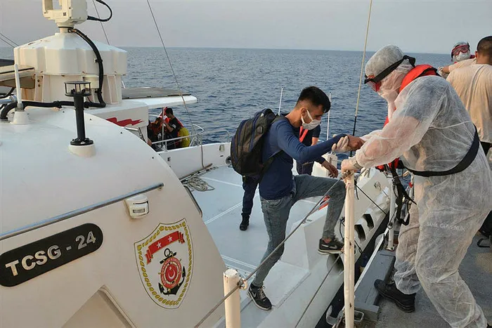 Dikili açıklarında 34 kaçak göçmen kurtarıldı - 1