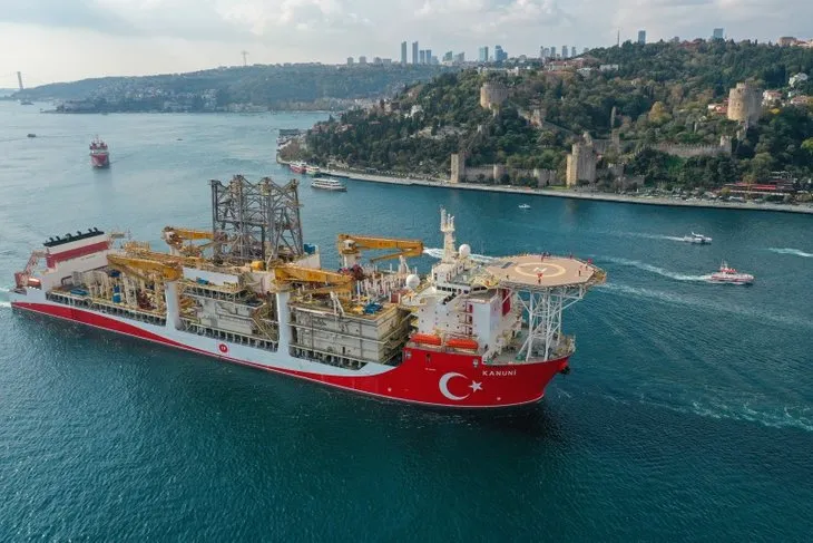 Kanuni Sondaj Gemisi İstanbul Boğazı’ndan böyle geçti! Vatandaşlar alkışlarla uğurladı