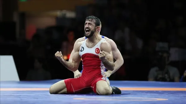 Süleyman Atlı, Rus Müslim Sadulaev'i mağlup ederek altın madalya aldı - 1