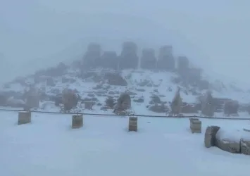 Nemrut Dağı'na mevsimin ilk karı yağdı