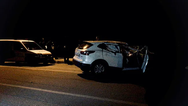 Aşırı hız kaza getirdi! Önce kamyona, ardından da kaldırıma çarptı: 3 yaralı - 1
