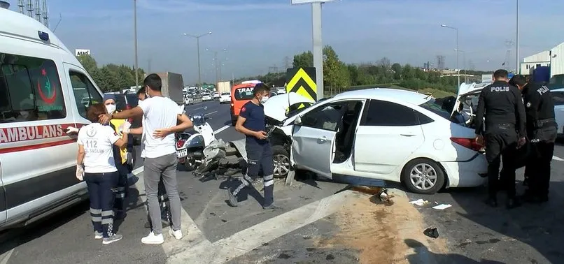 Istanbul Da Feci Kaza 2 Si Polis 5 Kisi Yaralandi Trafik Kilitlendi A Haber En Son Haberler