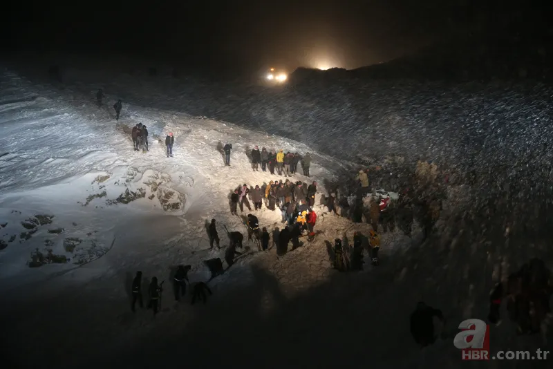 Son dakika: Van'da minibüsün üzerine çığ düştü! Olay yerinden ilk görüntüler... 13