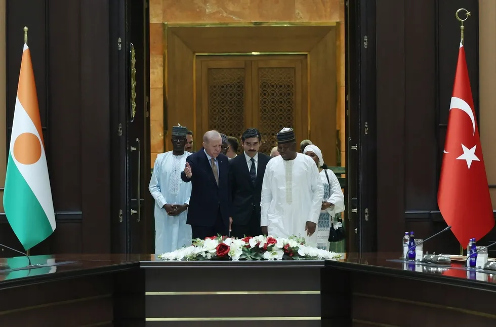 baskan-erdoganin-konugu-nijer-cumhurbaskani-tchiani-afrika-ulkelerinin-kara-gun-dostuyuz-1780581396468.jpeg Başkan Erdoğan'ın konuğu Nijer Cumhurbaşkanı Tchiani: Afrika ülkelerinin kara gün dostuyuz - 1
