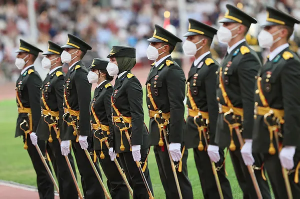 Sözcü gazetesi yazarı Emin Çölaşan’dan başörtülü teğmene skandal hakaret!