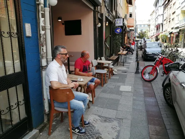 1625229521558.jpg Zabıtayla esnaf arasında arbede çıktı! Vatandaş CHP'li belediyeye isyan etti: Müşterinin önünden masalar kırılarak alındı - 1