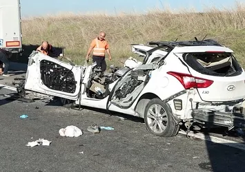 Silivri'de korkunç kaza! TIR'a arkadan çarpan araç paramparça oldu: 1 ölü