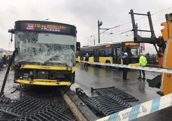 İETT otobüsü Galata Köprüsü’nde kaza yaptı! Balık tutanlar yaralandı