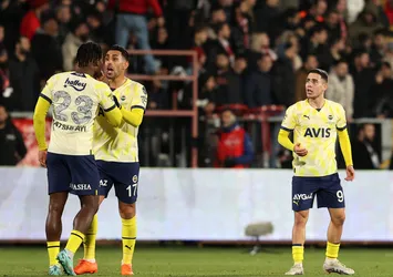 Fenerbahçe taraftarını şoke eden anlar! Sahada tartıştılar takım arkadaşları araya girdi