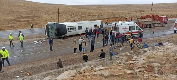 Son dakika: Sivas'ta otobüs devrildi: 2 kişi öldü, 230 kişi yaralandı - 4